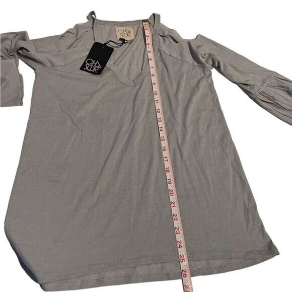 Chaser Gray Cold Shoulder Long Bell Sleeves Top Size M NWT - Picture 8 of 12